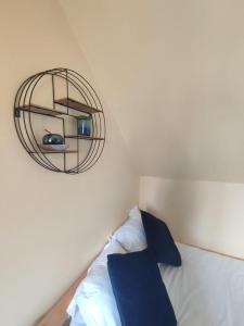 sypialnia z łóżkiem z niebieskimi poduszkami i lustrem w obiekcie L'essentiel - Appart. Charming in Tours w Tours