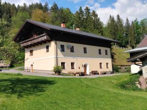 una grande casa bianca con tetto nero di Köstlhof, Familie Hassler a Oberdrauburg