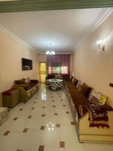 un grand salon avec des canapés et une table dans l'établissement Appartement Tout Confort Ifrane, à Ifrane