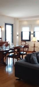 A seating area at ISLAND Time Deluxe Apartment Downtown 3 floors