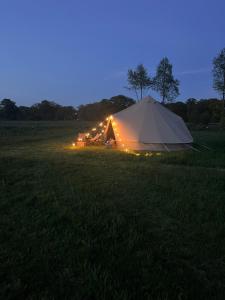 Gallery image of Boutique tent 'Pruum' op een unieke plek in het groen met luxe bed in Vorden