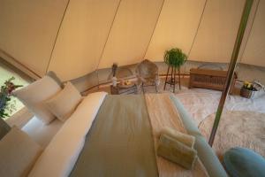 Gallery image of Boutique tent 'Pruum' op een unieke plek in het groen met luxe bed in Vorden