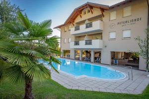 Bazén v ubytování Garni Hotel Peterlinhof nebo v jeho okolí