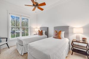 En eller flere senge i et værelse på Treetop Cottage + 52 billeder