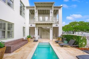 Swimmingpoolen hos eller tæt på Treetop Cottage