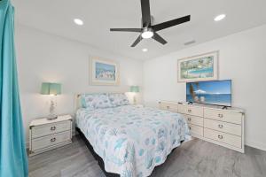 a bedroom with a bed and a ceiling fan at Tipsy Turtle in Sanibel