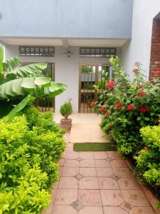 un jardín con plantas y una pasarela en Guibi, en Ouagadougou