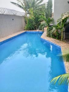 una piscina con agua azul en un patio trasero en Guibi, en Ouagadougou
