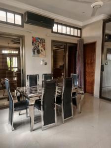 Un comedor con mesa y sillas en Guibi, en Ouagadougou
