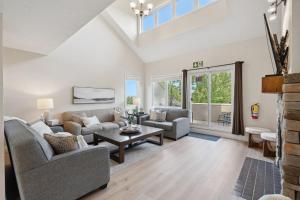 un salon avec deux canapés et une table dans l'établissement Wintergreen 2 min Village Sauna, à Blue Mountains