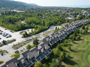 une vue aérienne sur une rangée de maisons dans l'établissement Wintergreen 2 min Village Sauna, à Blue Mountains