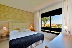 Posteľ alebo postele v izbe v ubytovaní Aparthotel Novo Resort + 37 fotografií