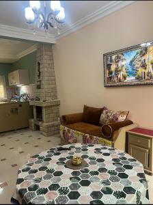 un salon avec un canapé et une table dans l'établissement Appartement Tout Confort Ifrane, à Ifrane