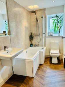 Bilik mandi di Wuthering Cottage - Central, Stylish, Cosy, Comfy