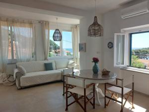a living room with a couch and a table at Casa Guerrino in Chiessi