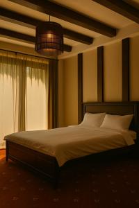 a bedroom with a bed and a large window at Cabana Riverdale in Podu Dîmboviţei