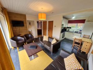 ein Wohnzimmer mit Sofa und Tisch in der Unterkunft Cottage, Pontsticill, Brecon Beacons in Dol-y-gaer Station