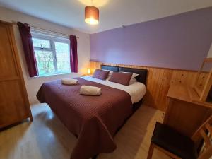 ein Schlafzimmer mit einem Bett mit zwei Handtüchern darauf in der Unterkunft Cottage, Pontsticill, Brecon Beacons in Dol-y-gaer Station