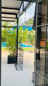 ein Fenster eines Gebäudes mit Blick auf einen Pool in der Unterkunft HD Homestay in Buon Ma Thuot + 15 Fotos