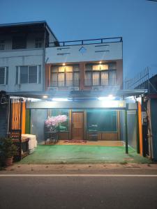 太麻里泷溪82民宿的带阳台的建筑