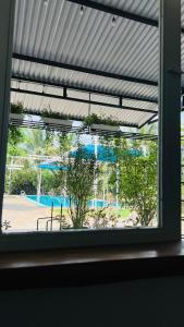 ein Fenster mit Blick auf einen Tennisplatz in der Unterkunft HD Homestay in Buon Ma Thuot