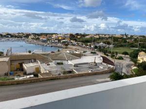 - Vistas al puerto deportivo en Casa Lipadusa, en Lampedusa