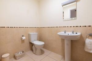 丁格尔Steps from Main Street - Dingle的相册照片