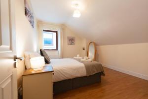 丁格尔Steps from Main Street - Dingle的相册照片