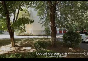 Blick auf eine Straße mit Bäumen und ein Gebäude in der Unterkunft BIUTI in Târgu Mureș