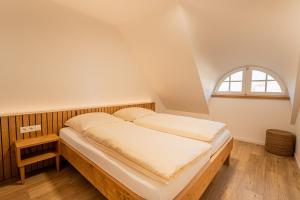 レーメにあるFerienhaus Uhlenhorstの窓のある部屋のベッド