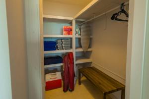 Pograd oz. pogradi v sobi nastanitve Lovely 2-2 Condo with the best view of Puerto Rico