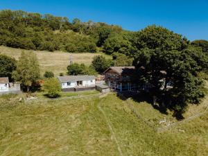 eine Luftansicht eines Hauses auf einem Feld in der Unterkunft Cottage, Pontsticill, Brecon Beacons in Dol-y-gaer Station + 9 Fotos