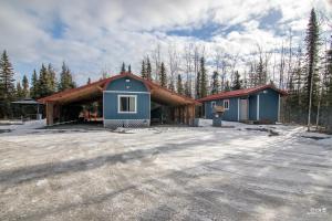 Το Red Cabin at Fish Camp – Cozy Dry Cabin with Loft Rustic Escape τον χειμώνα