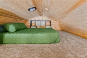 Ένα ή περισσότερα κρεβάτια σε δωμάτιο στο Red Cabin at Fish Camp – Cozy Dry Cabin with Loft Rustic Escape