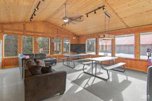 Μια τηλεόραση ή/και κέντρο ψυχαγωγίας στο Red Cabin at Fish Camp – Cozy Dry Cabin with Loft Rustic Escape