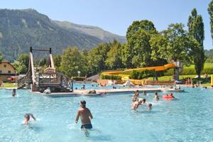 Swimming pool sa o malapit sa Ferienwohnung und Zimmer Kassar Bikertipp