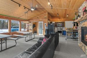 Η κουζίνα ή μικρή κουζίνα στο Silver Cabin – Dry Cabin with Bunks Fish On! +12 φωτογραφίες