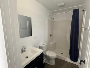 Ένα μπάνιο στο Silver Cabin – Dry Cabin with Bunks Fish On!