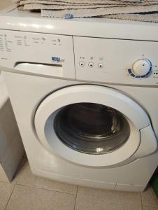 eine weiße Waschmaschine und ein Trockner in einem Zimmer in der Unterkunft La gazza allegra in Querciola