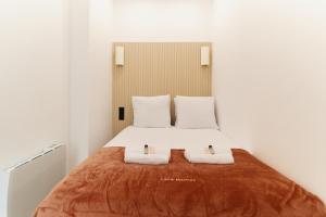 um quarto com uma cama com duas toalhas em Lavie Maison Glass Roof Flat- AC Hot Tub em Paris