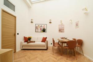 uma sala de estar com uma mesa e um sofá em Lavie Maison Glass Roof Flat- AC Hot Tub em Paris