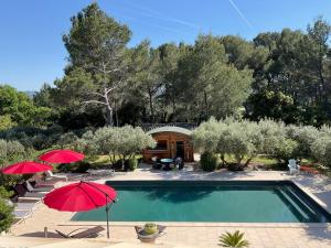 Piscina de la sau aproape de Appel du Luberon