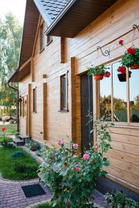 a house with flower pots on the side of it at ROXENA APART in Szack