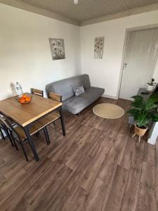 un salon avec un canapé et une table dans l'établissement Casa bela paisagem, à Castro Daire