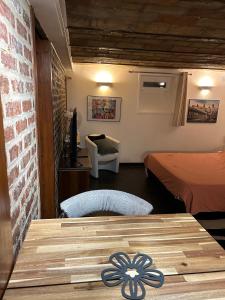 a room with a bed and a table in a room at Studio 29 m2 proche La Défense et Arena in Nanterre