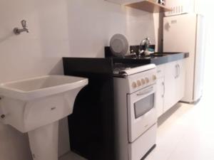 een keuken met een spoelbak en een fornuis bij Hotel Via Park- NF e Wi-Fi in Campos dos Goytacazes