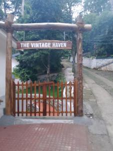 um portão com uma placa que diz "Villagehaven" em The Vintage Haven Munnar em Devikolam