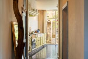 ランアーケンにあるMaas Suites - The French Houseのシンクとコンロのあるキッチン
