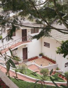 uma vista exterior de uma casa com um pátio em The Vintage Haven Munnar em Devikolam mais 7 fotografias