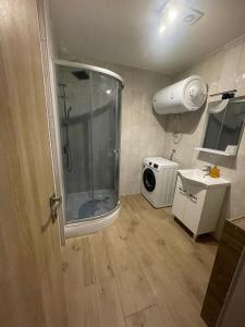 ein Badezimmer mit Dusche und Waschmaschine in der Unterkunft N&M apartments in Vodice